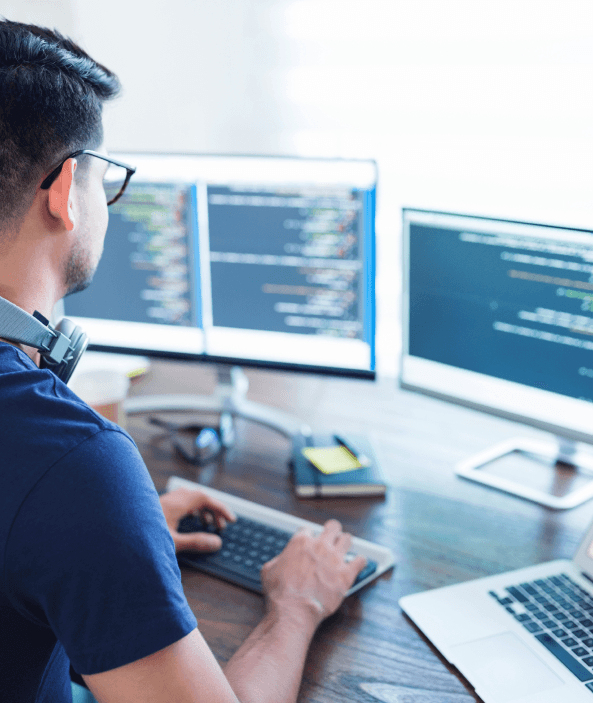 Desarrollador trabajando en una página web